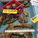 山幸 渡辺商店 - 別店舗。牡蠣や北寄貝もお願いすると剥いてくれます。