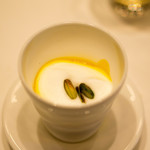 コーダリー - アミューズは宿儺南瓜（すくなかぼちゃ）のスープ　浮かんでいるのはピスタチオ　いきなり美味いっ