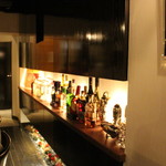 石の華 - 店内。奥に入り口が見えています。