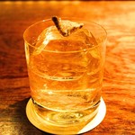 石の華 - しいたけのカクテル！大きな氷の上にのせられた、お店で作られた干ししいたけ。