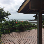 ラ・フィーユ - 素敵なウッドデッキ。ハイビスカスも咲いてます。