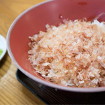 わさび園　かどや - わさび丼・ざるそばセット（生わさび付き）（税込1,200円）
      わさびご飯は白米の上に鰹節が乗っただけのシンプルなもの。
      これに擦りたてワサビを乗せ、醤油をかけていただきます。