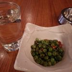 グリーンピース辛口[180円]と日本酒[280円]