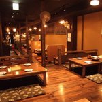 葱や平吉 - 格子がついている和風モダンな店内。宴会にもおすすめです。