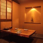 葱や平吉 - 個室もございます。バランスよく配置された障子が、店内の雰囲気をより一層引き立ててくれます。