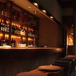Negi Ya Heikichi Shibuya Udagawacho Ten - 長いカウンター。目の前には目移りする程の品数をそろえた焼酎の棚が。ゆったりと幅をお取りしています。