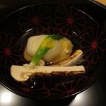 銀座一期 - 上にのし餅が乗ったエビしんじょと山口の松茸。でもお出汁が何より秀逸。