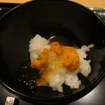 銀座一期 - 餡のかかった柔らかご飯にウニがとてもよく合っています。