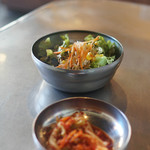 韓豚屋 - ランチセットのサラダとキムチ