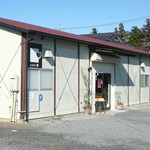 cafe 雅 - 見た目はプレハブ倉庫