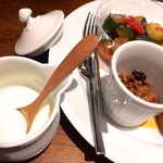 丸山珈琲 - グラノーラはヨーグルトをミックス