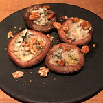 Wineshop & Diner FUJIMARU - ブルーチーズを詰めた焼き椎茸