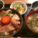 めしの助 - 朝の少し小さめ海鮮丼