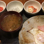 めしの助 - おまかせ朝定食（サーモンのおろしマヨネーズ添え・あん肝煮・釜あげしらす・明太子）