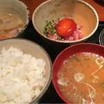 めしの助 - 肉じゃがとまぐろユッケ定食