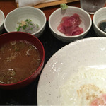 めしの助 - おまかせ朝定食（まぐろ中おち・生しらす・茄子の煮浸し・明太子）