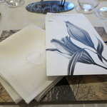 ナプキンの質感が素晴らしい
          「Q」のロゴは刺繍！！！