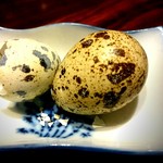 南青山 七鳥目 - 左エルフランス、右普通のうずらの殻