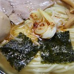 中華そば べんてん - ネギや針生姜、唐辛子粉辺りに熱した油をジュっ！と掛けられていて何とも魅力的な感じです！