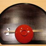 観山 - セッティング。朱杯にお酌下さりスタートです