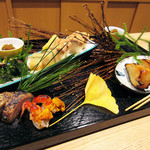 観山 - 2名分で登場(八寸)。堀川ごぼう蒲焼 サワラ幽庵焼 海老ウニ焼 穴子棒鮨 子持ち昆布 菊菜&丹波しめじ ふぐ白子