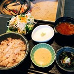 Nijiiro Biyori - 雑穀米にとろろをかけて食べるのだ～♪
                        大根サラダ山盛り!