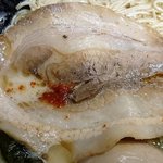 壱角家 - 壱角家 メトロ西葛西店 黒博多豚骨ラーメンにデフォでトッピングされる大きく薄いチャーシュー