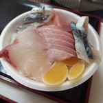 青森魚菜センター - こちらは中とろ、はまち、いかの卵、あじなど