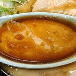 壱角家 - 壱角家 メトロ西葛西店 黒博多豚骨ラーメン 「博多のあん」様 リスペクト画像 黒い脂が浮く白濁した豚骨スープ