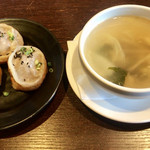 暖龍 餃子王 - 焼き小籠包は珍しいですね