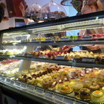 Brunetti  - ケーキのショーケース、忙しそうでしたよ。お支払いしてeat-here(eat-in)と告げるとお皿で出して下さいます。