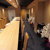 観山 - 店内はL字型カウンター