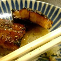 と村 - 身の厚さは1cmほど。蒸さずとも柔らか。絶品。大鰻は論外との話。