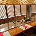 ステーキ花郷 - 『ステーキ花郷 祇園店』さんの鉄板カウンター席の様子~!! 調理担当の方が目の前の鉄板で焼いてくれる～♪(^o^)丿