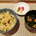 ステーキ花郷 - 『ガーリックライス、赤だし、漬物』～!!『ガーリックライス』は米沢牛の牛脂、ガーリックチップ、ネギ、ご飯を炒めて、にんにく醤油で味付けしたもの～♪(^o^)丿