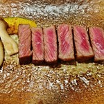 ステーキ花郷 - 出来上がり～!! ガーリックチップ、淡路島産の藻塩添え～!! お肉は 私が断面が見えるように並びかえた～♪(^o^)丿