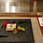 ステーキ花郷 - 先付の『牛すじ、タロイモのテリーヌ(紫キャベツとピクルス添え)』と『生ビール』～♪(^o^)丿