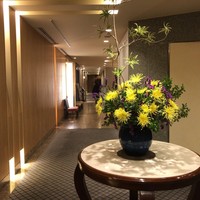 オリゾンテ - 花飾りの向こうに入口が