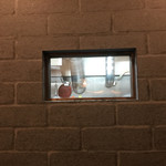 LE CIEL - のぞき窓ではあるんだろうな。あたしの背では覗けなかった。もしかしたらあっちから覗くんだろうな。料理の食べる進み具合を。