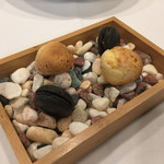 LE CIEL - アミューズ・ポンデケージョとイカ墨のマカロン。