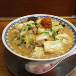 龍上海 - 冬のオタノシミ、からみそ中華！ラードで炒められたキャベツや玉ねぎ、サイコロ状のチャーシューやきくらげもドーン！ とのせられておりボリュームプリタツ。 そこにからみそが加わるっていうンだから奥さン！