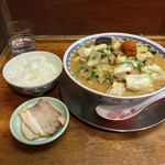 龍上海 - ラー博は俺の社員食堂。  期間限定・からみそ中華＋小ごはん＋チャーシュー！ ラードで炒められたキャベツや玉ねぎ、サイコロ状のチャーシューやきくらげもドーン！ とのせられており、ボリュームプリタツ。 