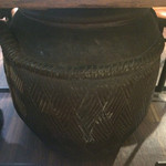 かも料理　まりも本店 - 6人掛けテーブルの下に謎の壺