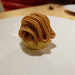 デザートのモンブラン。中にカシスアイスが入っています