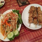 ヤム．タイ - ソムタムタイとガイヤーンタカイ