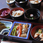 ボキらが注文したのは、夕顔弁当1500円(税別)
          付出、八寸、御刺身、治部煮、御飯、吸物
          
          なんだか思ったより豪華です！！