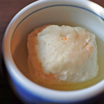 兼六園 三芳庵 - 海老しんじょ。これもお出汁がとっても美味しい～。
      金沢に来て食べるお料理は、どれもお出汁が美味しくて
      お食事のレベルが高いな～というのがボキの感想です。