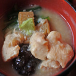 兼六園 三芳庵 - このセットには金沢名物の治部煮が付いてるのが嬉しいです。
      治部煮は初めて食べたけど、とろみのついたお出汁が
      とっても美味しいよ。鶏肉、根菜、椎茸もいい味付け。
      わさびが合うね～