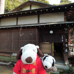 兼六園 三芳庵 - ボキらのお目当ては
      兼六園の正面玄関・蓮池門前にある
      明治8年創業の老舗料亭『三芳庵(みよしあん)』です。
      