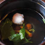 兼六園 三芳庵 - お吸い物。
      ここにも海老しんじょが入ってて嬉しいな～
      